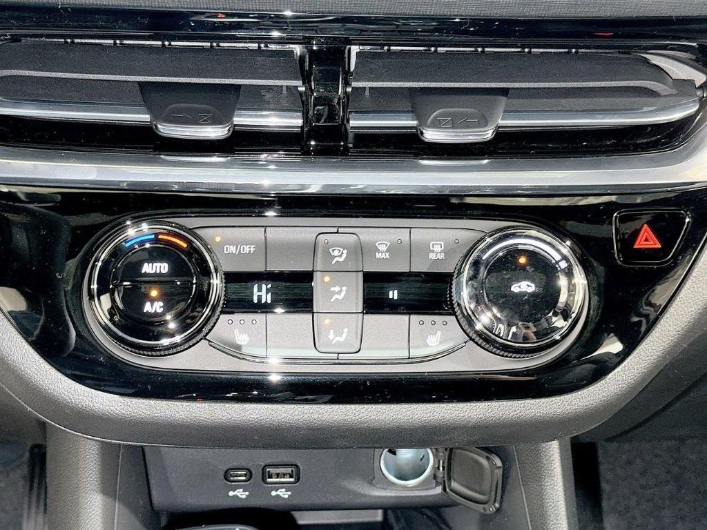new 2025 Buick Envista car, priced at $30,465