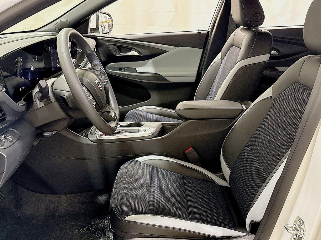 new 2025 Buick Envista car, priced at $26,385