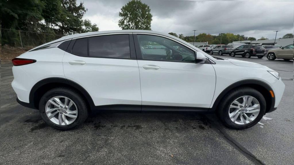 new 2025 Buick Envista car, priced at $26,385