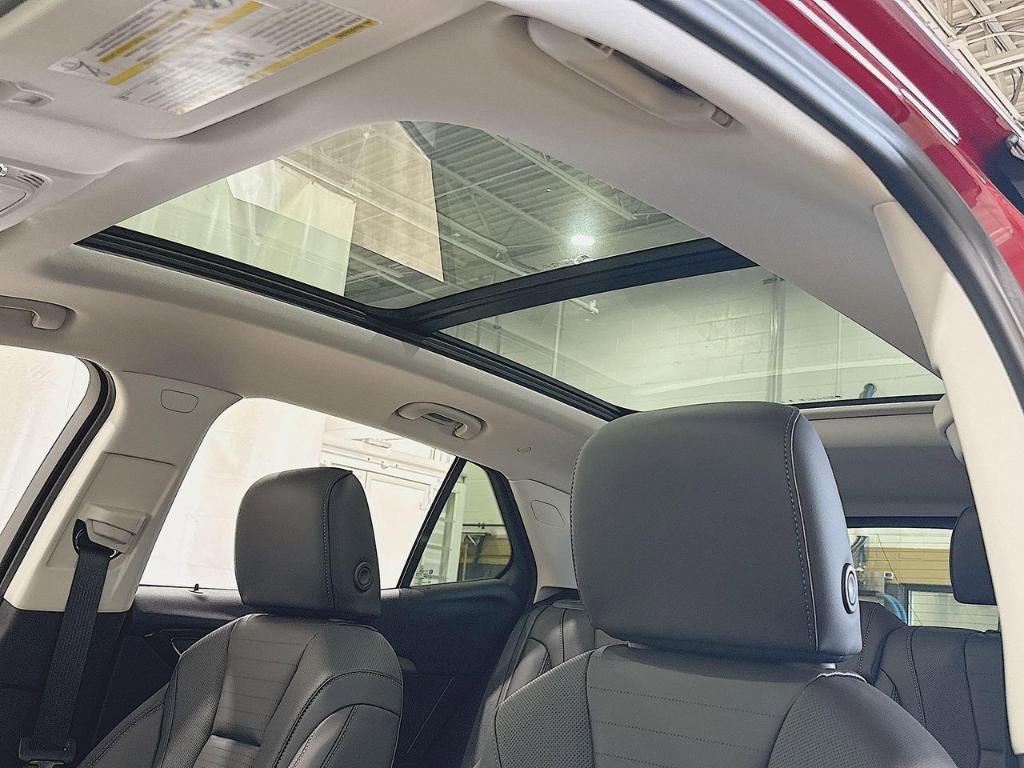 new 2025 Buick Envision car, priced at $39,617