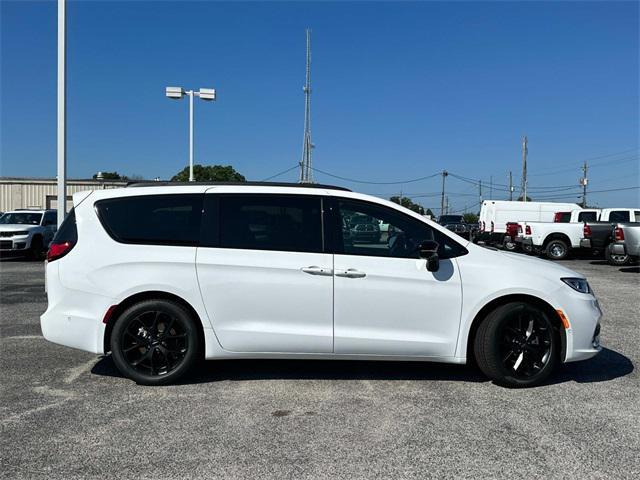 new 2024 Chrysler Pacifica car, priced at $47,929