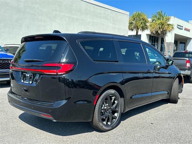 new 2024 Chrysler Pacifica car, priced at $42,460