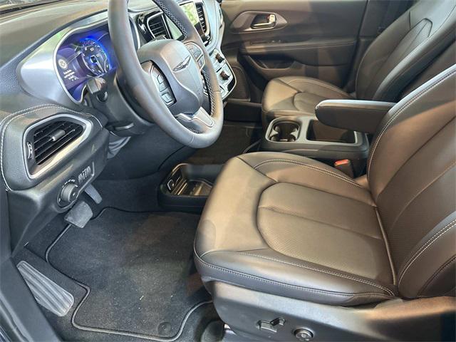 new 2025 Chrysler Pacifica car, priced at $45,622