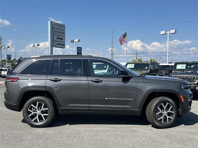 new 2025 Jeep Grand Cherokee car, priced at $47,638