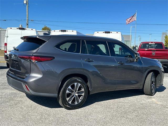 used 2021 Toyota Highlander car, priced at $32,980