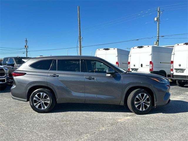 used 2021 Toyota Highlander car, priced at $32,980