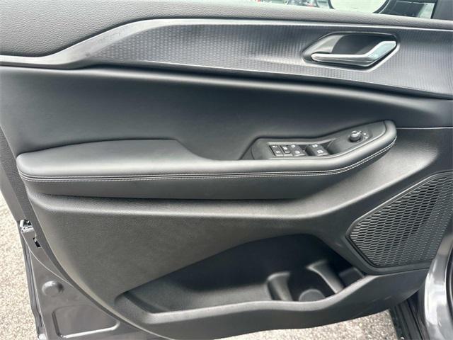 new 2025 Jeep Grand Cherokee car, priced at $42,670