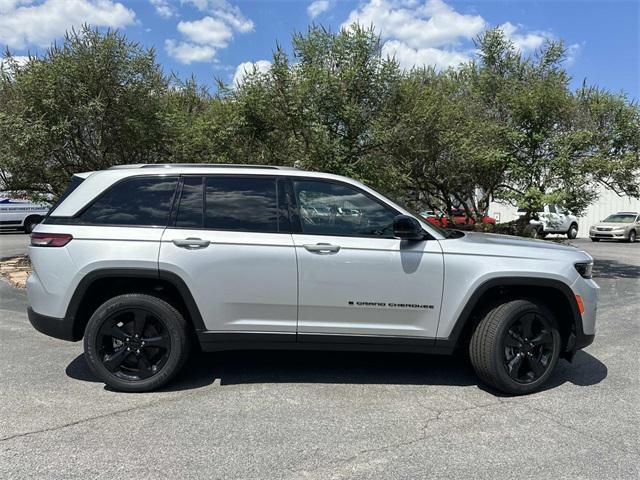 new 2025 Jeep Grand Cherokee car, priced at $45,034
