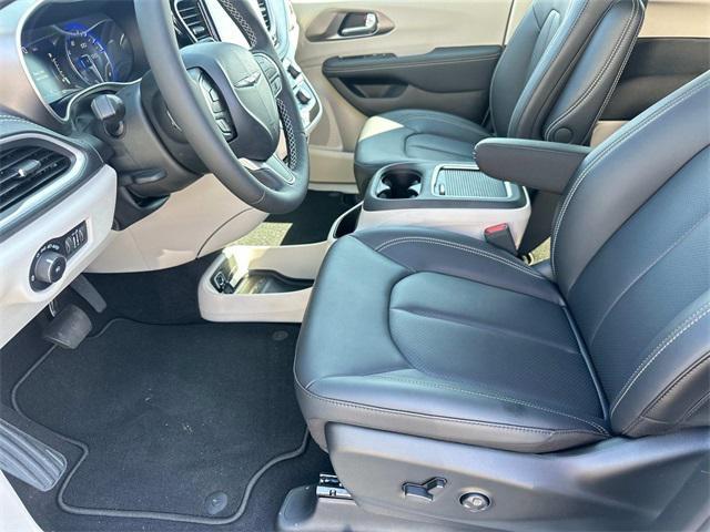 new 2024 Chrysler Pacifica car, priced at $45,296