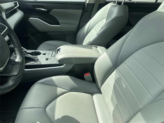 used 2022 Toyota Highlander car, priced at $33,750