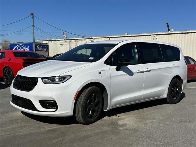 new 2024 Chrysler Pacifica Hybrid car, priced at $41,767