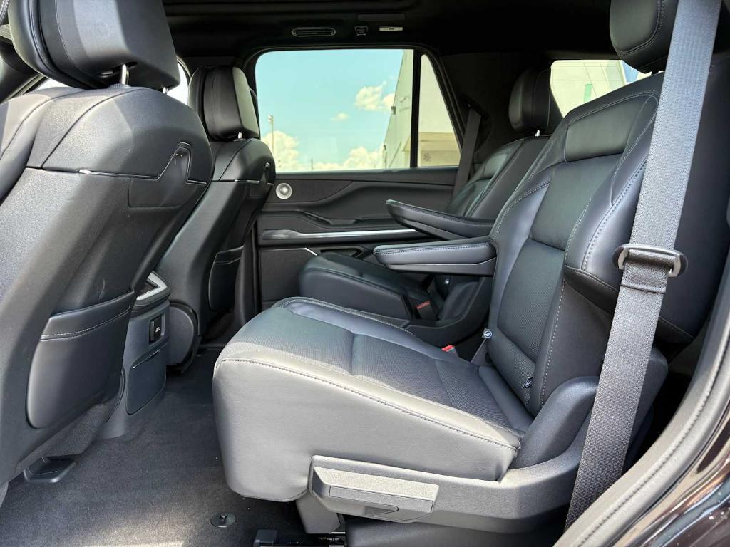 new 2025 Lincoln Navigator car, priced at $105,875