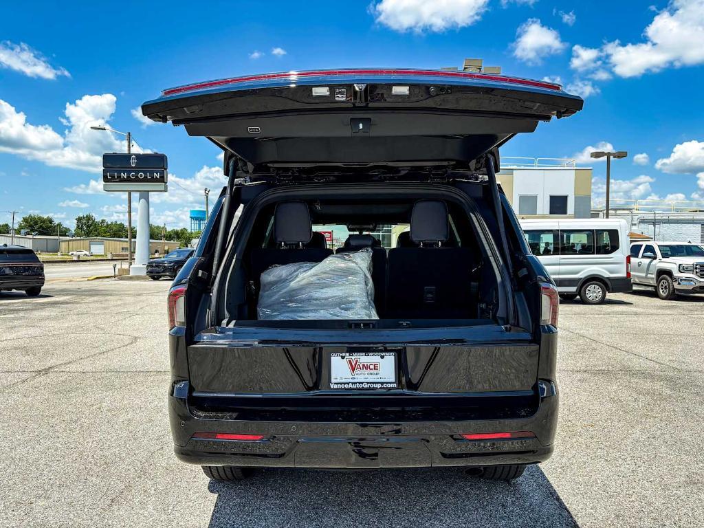 new 2025 Lincoln Navigator car, priced at $105,875