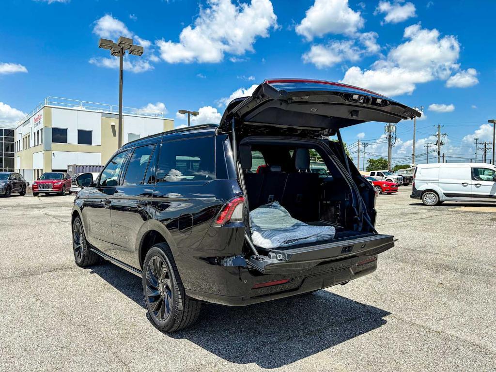 new 2025 Lincoln Navigator car, priced at $105,875