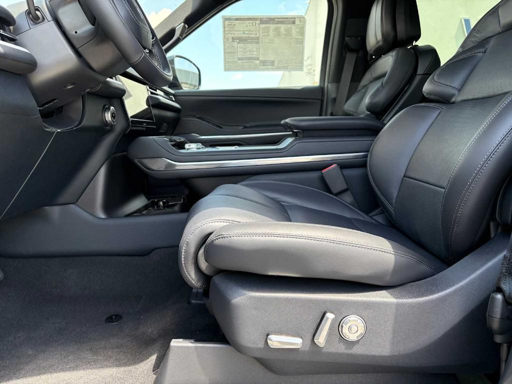 new 2025 Lincoln Navigator car, priced at $105,875