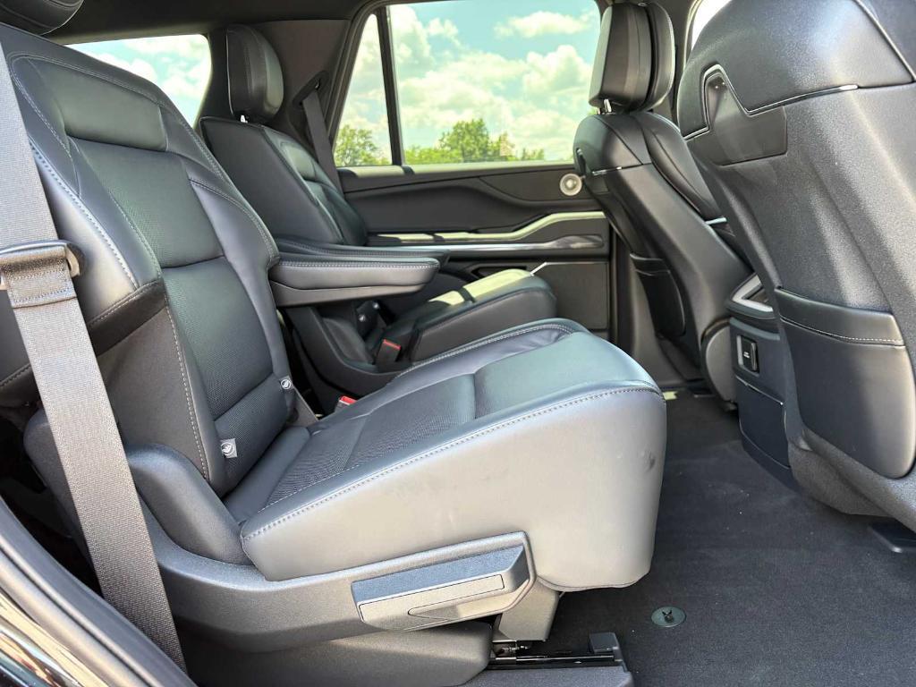 new 2025 Lincoln Navigator car, priced at $105,875