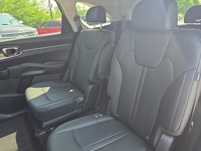 new 2025 Kia Sorento Hybrid car, priced at $42,529