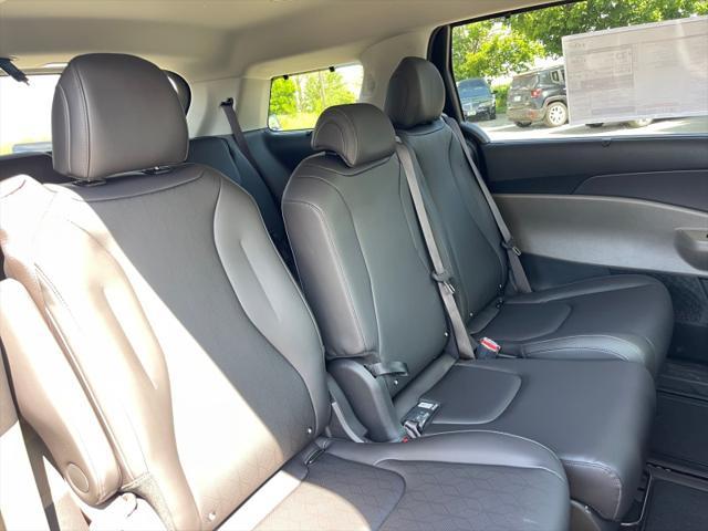 new 2025 Kia Carnival Hybrid car, priced at $45,474