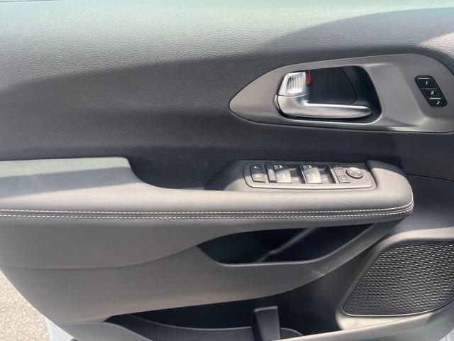 new 2025 Chrysler Pacifica car, priced at $41,926