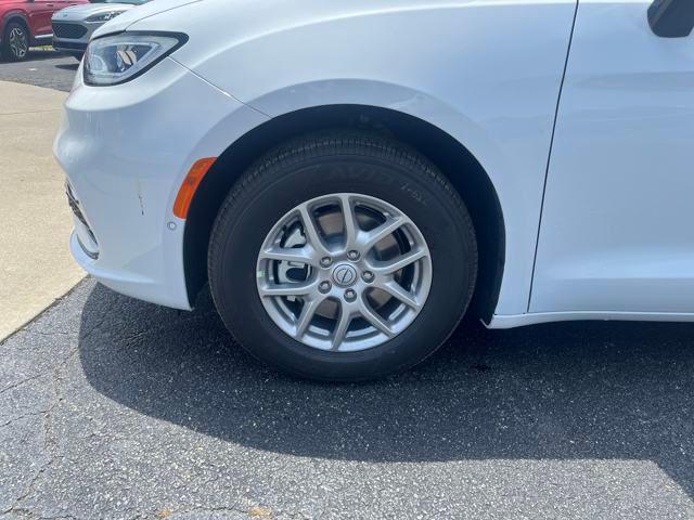 new 2025 Chrysler Pacifica car, priced at $41,926