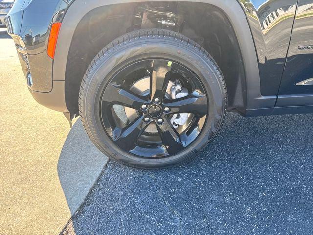 new 2025 Jeep Grand Cherokee car, priced at $49,992
