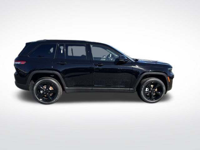 new 2025 Jeep Grand Cherokee car, priced at $49,992