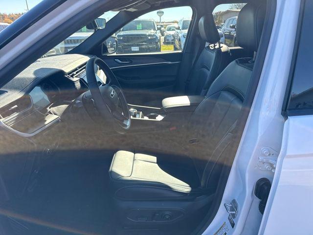 new 2025 Jeep Grand Cherokee car, priced at $53,140