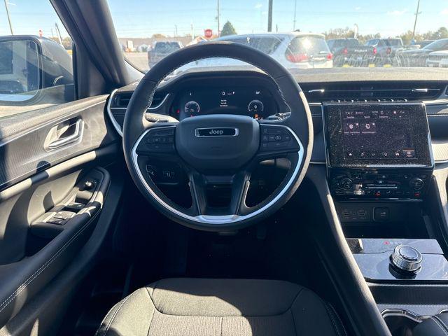 new 2025 Jeep Grand Cherokee car, priced at $40,300