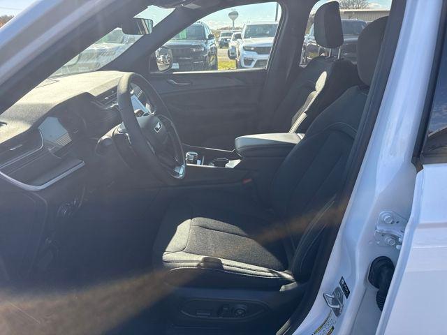 new 2025 Jeep Grand Cherokee car, priced at $40,300