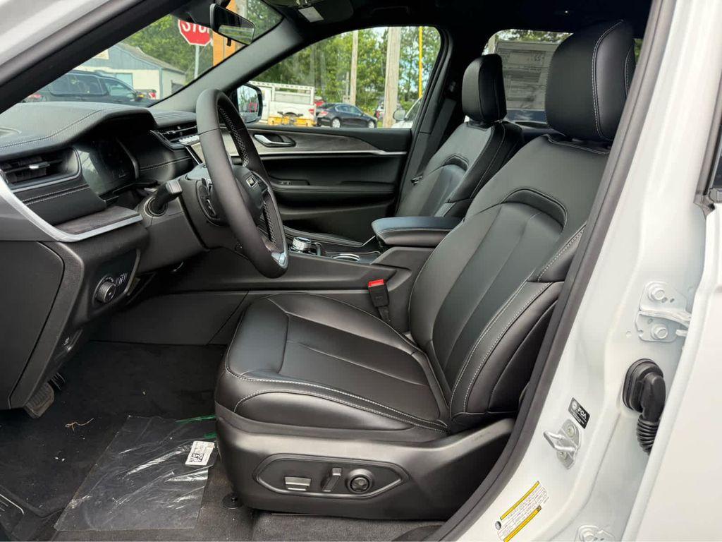 new 2025 Jeep Grand Cherokee car, priced at $45,250