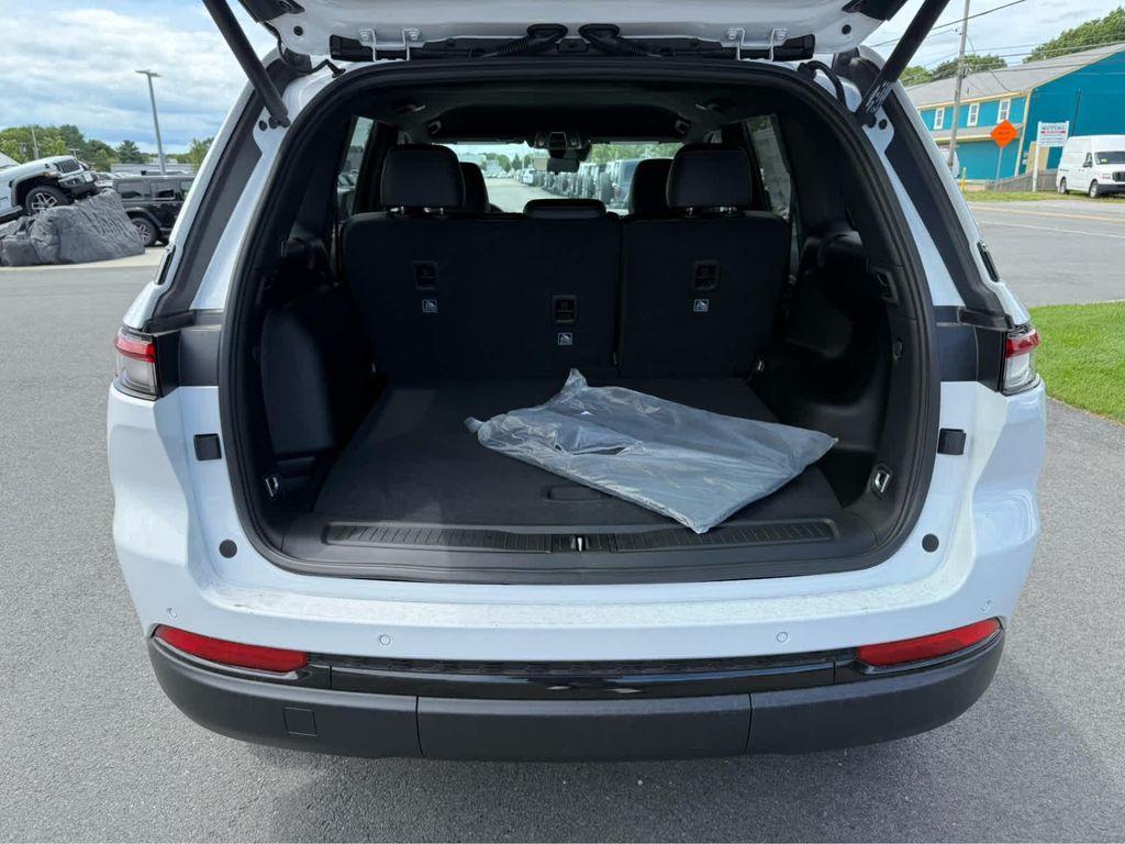 new 2025 Jeep Grand Cherokee car, priced at $45,250