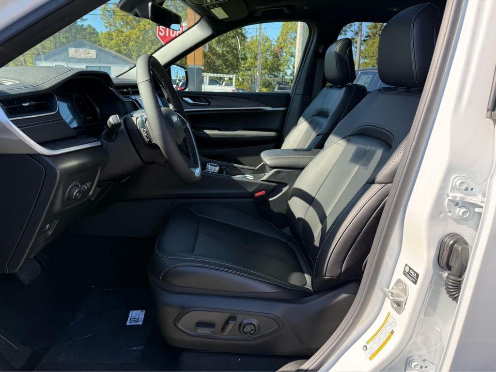 new 2025 Jeep Grand Cherokee car, priced at $47,750