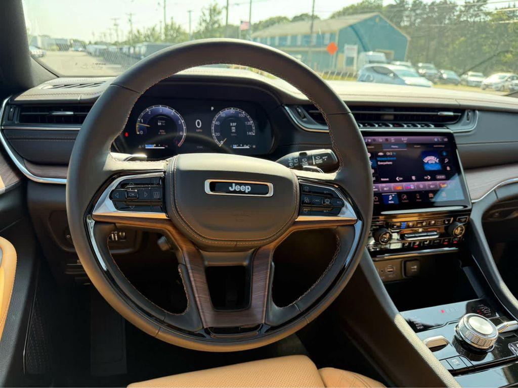 new 2025 Jeep Grand Cherokee car, priced at $61,175
