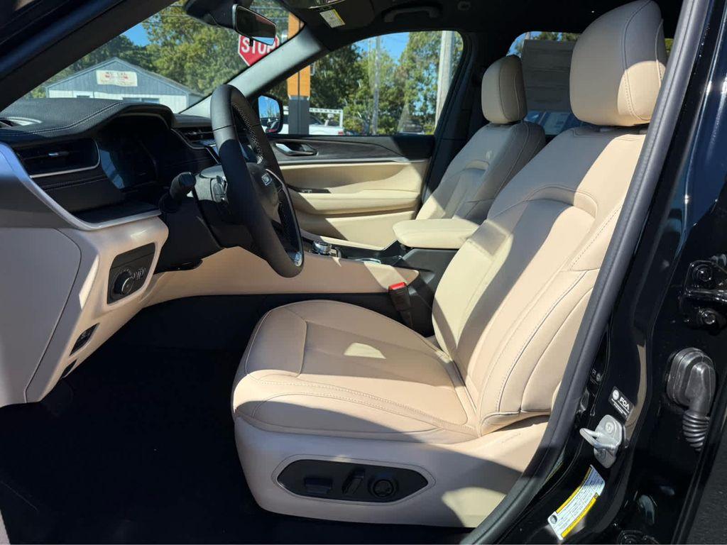 new 2025 Jeep Grand Cherokee car, priced at $44,250