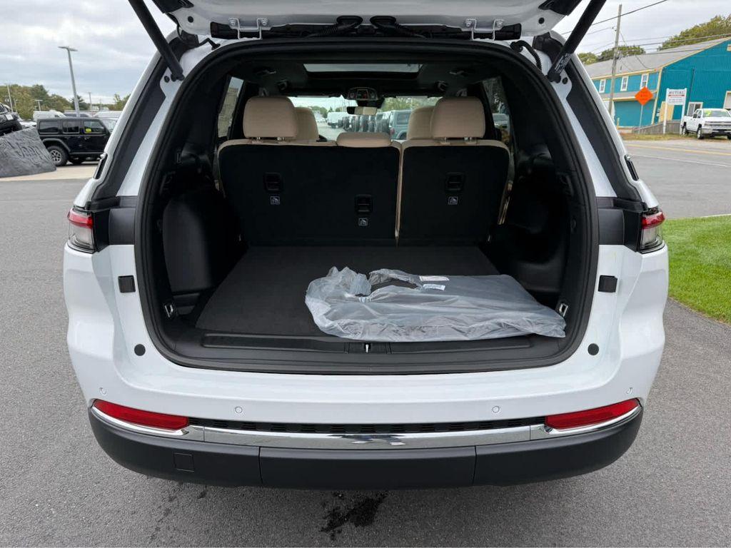 new 2025 Jeep Grand Cherokee car, priced at $45,250