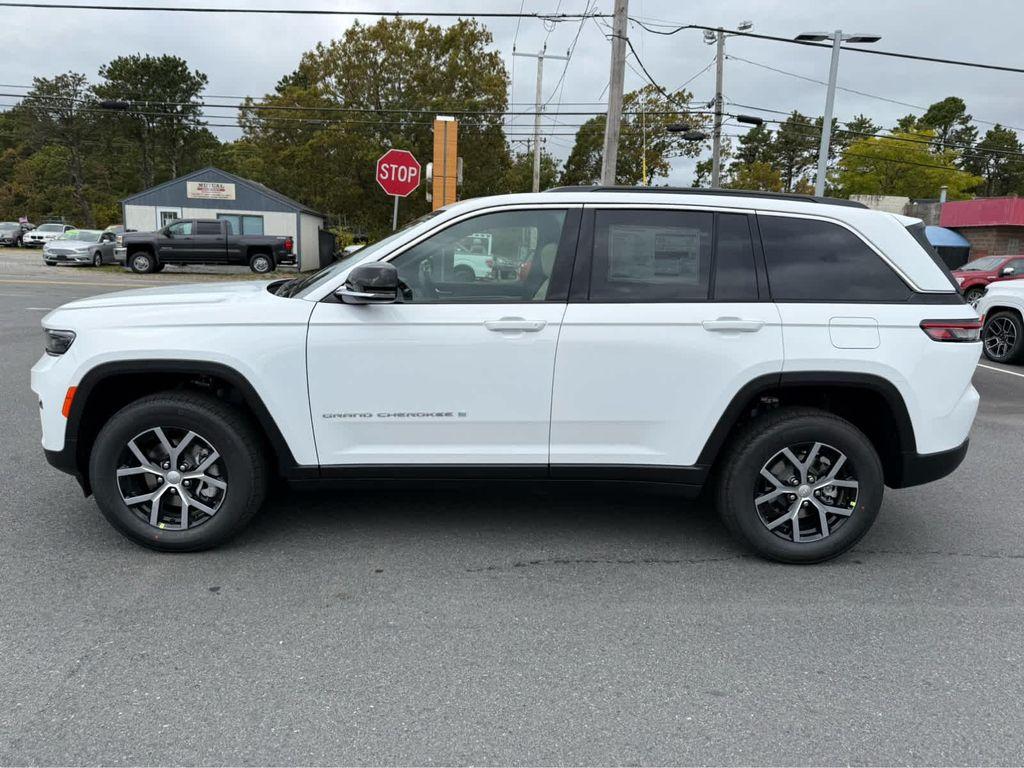 new 2025 Jeep Grand Cherokee car, priced at $45,250