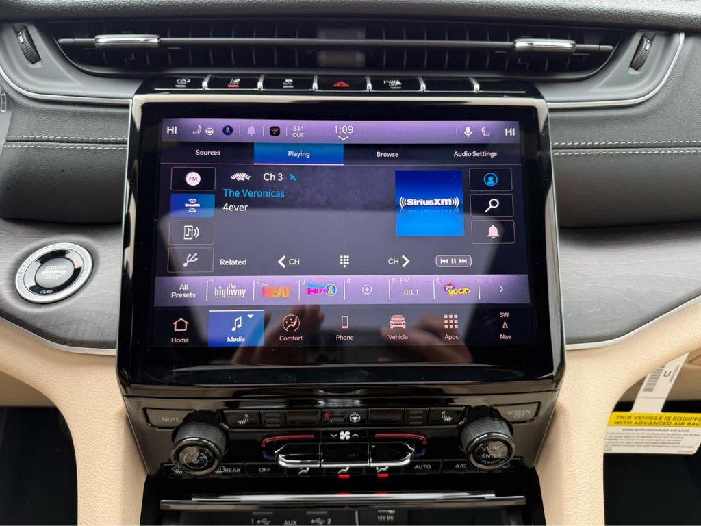 new 2025 Jeep Grand Cherokee car, priced at $45,250