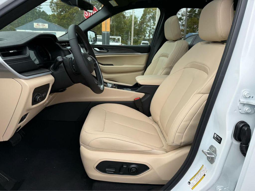 new 2025 Jeep Grand Cherokee car, priced at $45,250