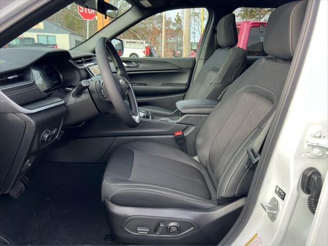 new 2025 Jeep Grand Cherokee car, priced at $40,500