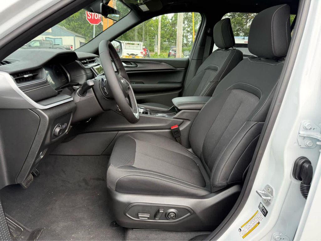 new 2025 Jeep Grand Cherokee L car, priced at $39,500