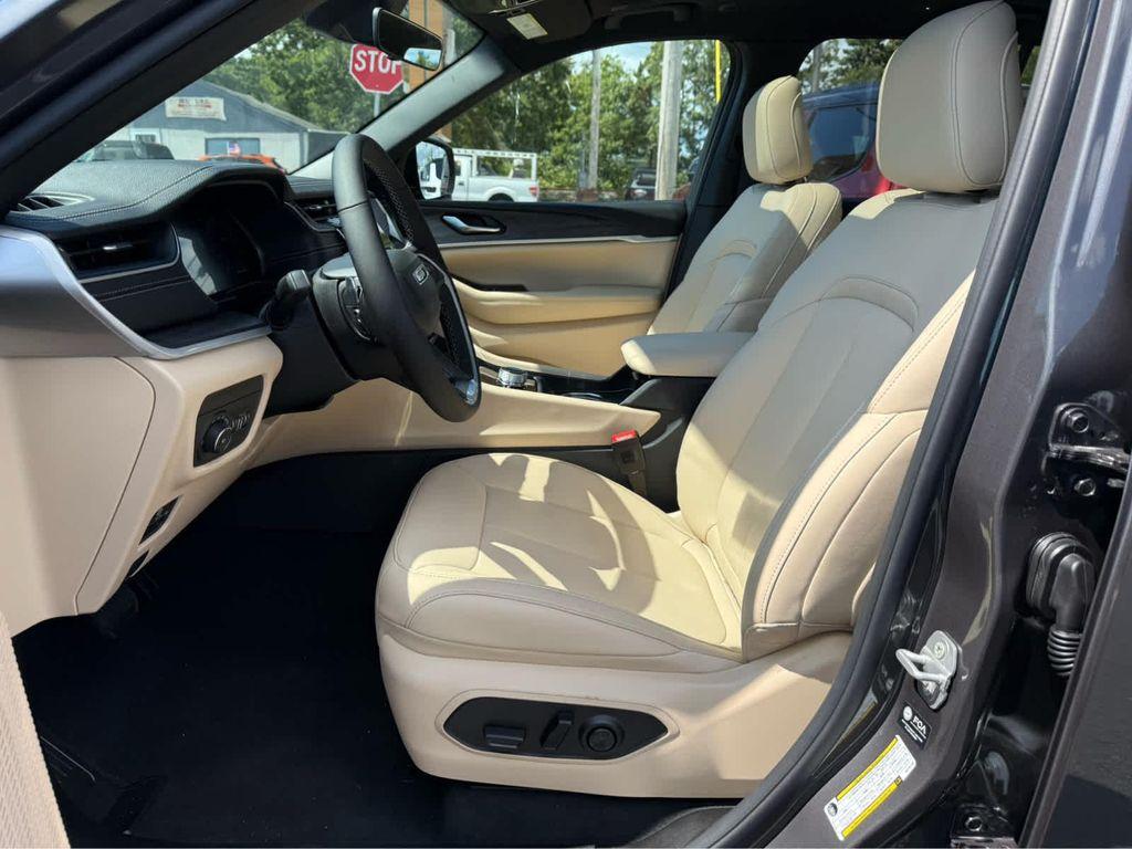 new 2025 Jeep Grand Cherokee car, priced at $45,250