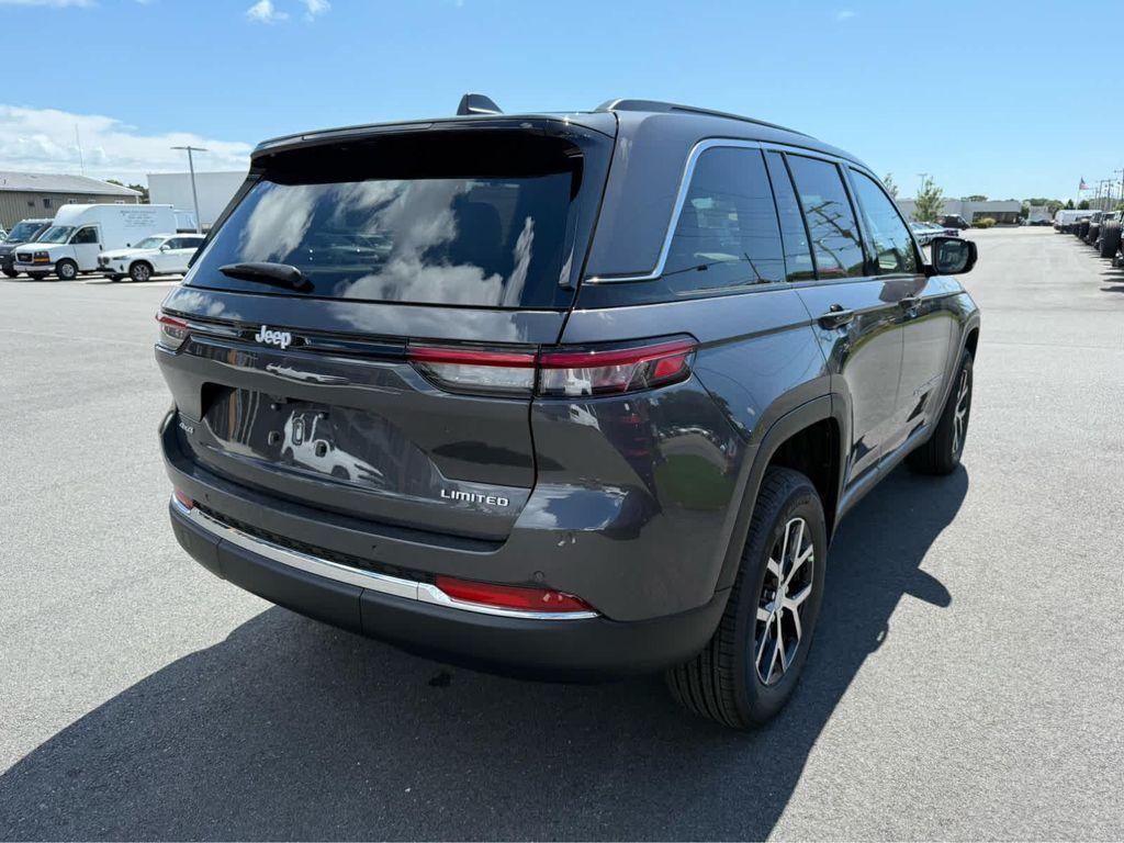 new 2025 Jeep Grand Cherokee car, priced at $45,250