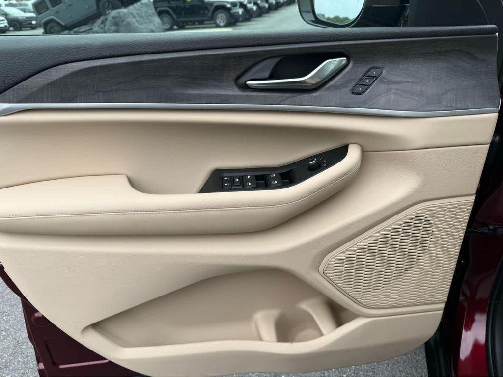 new 2025 Jeep Grand Cherokee car, priced at $48,750