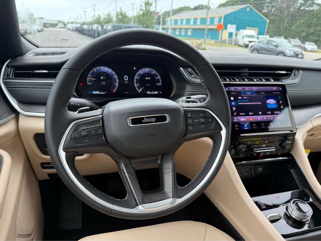 new 2025 Jeep Grand Cherokee car, priced at $47,175