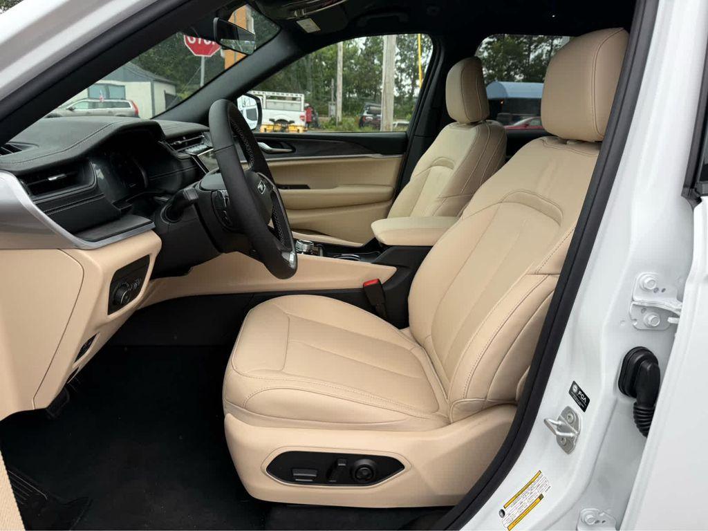 new 2025 Jeep Grand Cherokee car, priced at $47,175