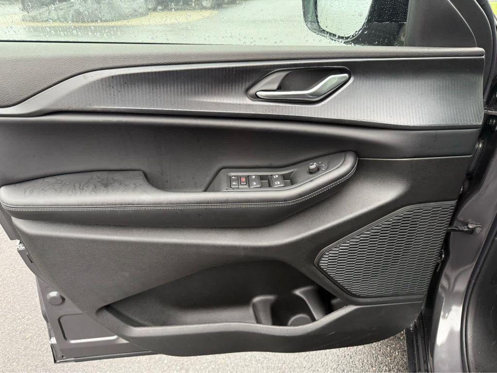 new 2025 Jeep Grand Cherokee car, priced at $43,750