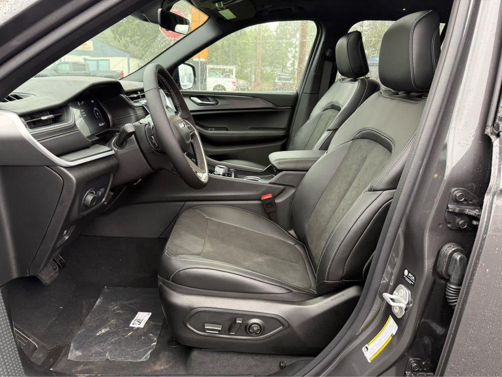 new 2025 Jeep Grand Cherokee car, priced at $43,750