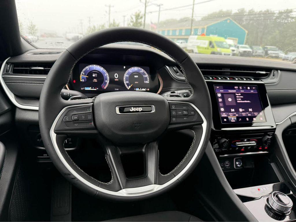 new 2025 Jeep Grand Cherokee car, priced at $37,950