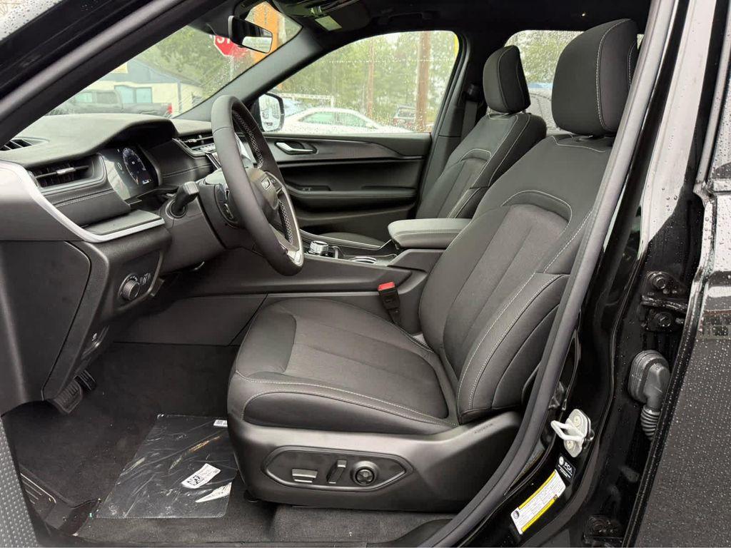 new 2025 Jeep Grand Cherokee car, priced at $37,950