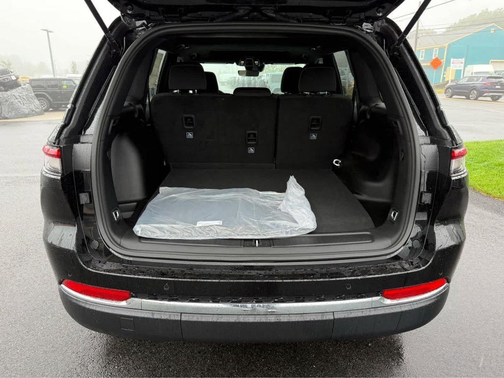 new 2025 Jeep Grand Cherokee car, priced at $37,950
